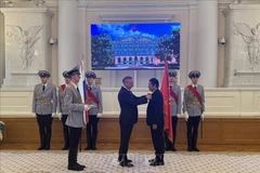 St Petersburg Governor Alexander Beglov (left) presents the badge to Dr Nguyen Quoc Hung, Vice President of the Union of Vietnamese Organisations in Russia and Director of the “Tradition and Friendship” Fund (Photo: VNA)