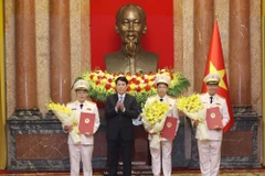 State President Luong Cuong (second from left) presents promotion decisions to Deputy Ministers of Public Security Le Tan Toi, Le Van Tuyen, and Nguyen Van Long (Photo: VNA)
