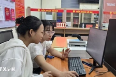 A civil servant of Phu Lien ward, Hai Phong city, gives guidance on how to submit marriage registration dossiers via the National Public Service Portal. (Photo: VNA)