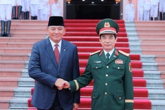 Minister of National Defence General Phan Van Giang (right) and his Indonesian counterpart Sjafrie Sjamsoeddin in Hanoi on July 30. (Photo: VNA)