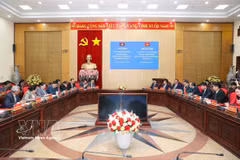An overview of the working session between the Standing Board of the Ninh Binh provincial Party Committee and Lao delegation led by Sisay Luedethmounsone, Politburo member, Secretary of the Central Committee of the Lao People's Revolutionary Party (LPRP) and head of its Organisation Commission (Photo: VNA)
