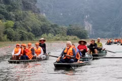 International tourists enjoy boat tour in Tam Coc, Ninh Binh province. (Photo: VNA)