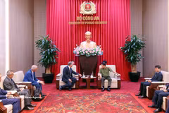 The meeting between Minister of Public Security General Luong Tam Quang and a delegation from Italy's Leonardo S.p.A. led by Daniele Tavano, Director for Global Sales Air Traffic Management Systems in Hanoi on July 29. (Photo: VNA)