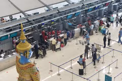 Passengers at an international airport in Bangkok, Thailand. (Photo: Xinhua/VNA)