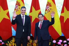 PM Pham Minh Chinh (R) and his Spanish counterpart Pedro Sánchez in Hanoi in April. (Photo: VNA)