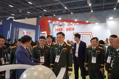 The Vietnamese delegation attends the SAHA 2026 International Defence & Aerospace Exhibition in Istanbul. (Photo: qdnd.vn)