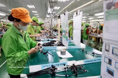 Production of electrical wiring harnesses at Bandai Vietnam Co., Ltd. in the Left Bank Industrial Park, Phu Tho province. (Photo: VNA)