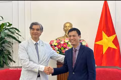 Deputy Minister of Foreign Affairs Dang Hoang Giang (right), who is also head of the ASEAN Senior Officials' Meeting (SOM) delegation of Vietnam, and EU Ambassador to ASEAN Sujiro Seam at their meeting in Hanoi (Photo published by VNA)