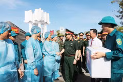 Lieutenant General Nguyen Duc Hung, member of the Central Military Commission, Secretary of the Military Region 3 Party Committee and Political Commissar of Military Region 3, visits and encourages personnel carrying out the exhumation and DNA sampling of fallen soldiers' remains at the Mong Cai martyrs' cemetery in Mong Cai 3 ward, Quang Ninh province. (Photo: VNA)