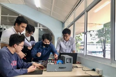 Students of the University of Technology – Vietnam National University, Ho Chi Minh City practice applying high technology (Photo: VNA)