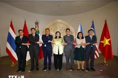 ASEAN Ambassadors to Mexico take a group photo with Mexican Undersecretary of Foreign Affairs María Teresa Mercado (centre) (Photo: VNA)