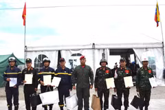 A representative of the Venezuelan Government presents the second-class "Hero of Venezuela" medal to members of the Vietnamese rescue team on July 6 (local time). (Photo: qdnd.vn) 