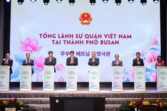 Party General Secretary To Lam (4th from right) at the inauguration ceremony of the Consulate General of Vietnam in Busan (Photo: VNA)