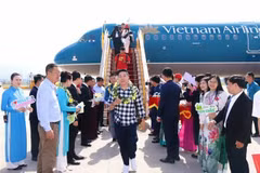 Passengers of the first direct flight connecting HCM City and Dien Bien are welcomed at Dien Bien airport on December 24. (Photo: VNA)