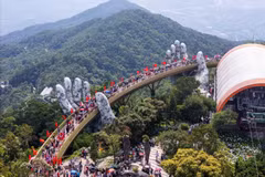 Golden Bridge – the iconic tourism bridge in Da Nang – is the only representative from Vietnam to be named among the world’s most beautiful bridges.