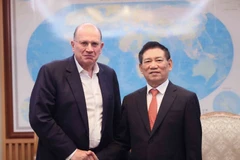 Deputy Prime Minister Ho Duc Phoc (R) and Independent Non-executive Chairman of AIA Mark Tucker at their meeting in Hanoi on December 12. (Photo: VNA)