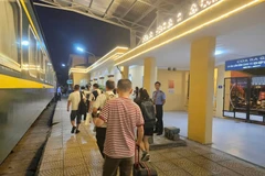 Passsengers board a train connecting Vietnam and China. (Photo: VNA)