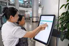The smart medical kiosk system at Hop Luc General Hospital in Thanh Hoa province makes it easier for patients to access medical examination and treatment services. (Photo: VNA)