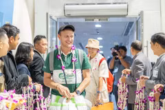 The first passengers on the direct flight from Ho Chi Minh City to Phuket are welcomed with flowers and souvenirs upon landing at Phuket International Airport (Photo: VNA)