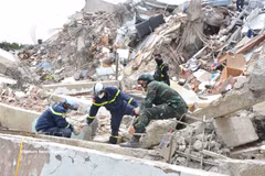 Searching for victims in Venezuela (Photo: VNA)