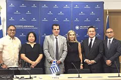 Vietnamese Ambassador to Greece Pham Thi Thu Huong (second from left) and representatives of other ASEAN countries at the meeting with Greek Minister of Migration and Asylum Athanasios Plevris (third from left). (Photo published by VNA)