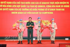 Senior Lieutenant General Nguyen Truong Thang, Deputy Minister of National Defence (second, left), presents the decisions to three officers departing for peacekeeping duties at the UN Mission in South Sudan (UNMISS) (Photo: VNA)
