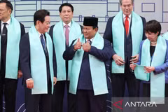 Indonesian President Prabowo Subianto (central) during a group photo session on the second day of the 2025 Asia-Pacific Economic Cooperation (APEC) Summit in Gyeongju, the Republic of Korea on November 1. (Photo: ANTARA)