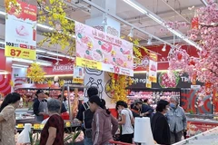 People shop at a Go! supermarket (Photo: VNA)