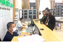Albert is taken by police from Y Ty commune to Lao Cai General Hospital No. 2 for treatment on the night of April 18, 2026. (Photo: baolaocai.vn)