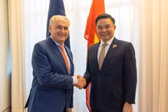 Vietnamese Minister of Industry and Trade Le Manh Hung (right) meets with Australian Minister for Trade and Tourism Don Farrell in Canberra on August 12. (Photo: VNA)