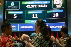 People watch carbon trading activity on a digital screen at the Indonesian stock exchange building in Jakarta on January 20, 2025. (Photo: AFP) 