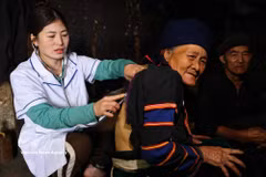 A health worker provides home health care for ethnic minority residents. (Photo: VNA)