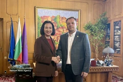 Vietnamese Ambassador to Bulgaria Nguyen Thi Minh Nguyet (left) meets with Daniel Pano, Mayor of Veliko Tarnovo city. (Photo: VNA)