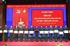 Deputy Minister of National Defence Sen. Lieut. Gen. Hoang Xuan Chien presents certificates of merit awarded by the Minister of National Defence to units for their contributions to the success of the 9th Vietnam-China Border Defense Friendship Exchange. (Photo: VNA)