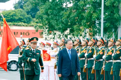 Party General Secretary and State President To Lam (right), who is also Secretary of the Central Military Commission, attends a ceremony to confer the title of "Hero of the People's Armed Forces" on Military Region 5. (Photo: VNA)
