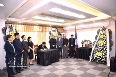 A delegation from the Vietnamese Embassy in the Republic of Korea pays tribute to Xaysomphone Phomvihane, Politburo member of the Lao People's Revolutionary Party and President of the Lao National Assembly, at the Lao Embassy in Seoul on August 11, 2026 (Photo: VNA)