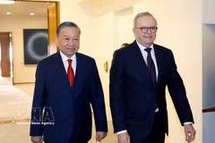 Australian Prime Minister Anthony Albanese (R) welcomes General Secretary of the CPV Central Committee and President To Lam (Photo: VNA)