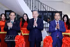 General Secretary of the Communist Party of Vietnam Central Committee and President To Lam (centre) and delegates cut the ribbon to inaugurate the Vietnam House in Australia. (Photo: VNA)