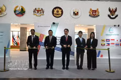 Delegates cut the ribbon to open the exhibition (Photo: VNA)