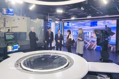 Head of the CPV Central Committee’s Commission for Publicity Trinh Van Quyet tours ABC facility (Photo: VNA)