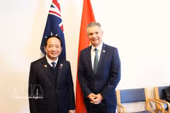 Trinh Van Quyet (left), member of the Political Bureau of the Communist Party of Vietnam (CPV) Central Committee, Secretary of the CPV Central Committee and Chairman of its Commission for Publicity, and Australian Assistant Minister for Foreign Affairs and Trade Matt Thistlethwaite at their meeting in Canberra on August 11, 2026 (Photo: VNA)