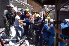 Rescuers search for victims in a building collapsed in Manizales, Colombia, during the earthquake on August 10, 2026 (Photo: Xinhua/VNA) 