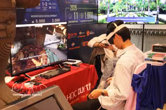 Visitors explore the exhibition area at the Da Nang Semiconductors and High-Tech Conference 2026 (Photo: VNA)