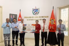 President of the Vietnam Red Cross Society's Central Committee Do Thi Thu Thao (fourth, right) hands over the token of 100 billion VND in aid to Cuban Ambassador to Vietnam Rogelio Polanco Fuentes (third, left) at the ceremony on August 11. (Photo: VNA)