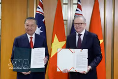 General Secretary of the Central Committee of the Communist Party of Vietnam and President of Vietnam To Lam (left) and Australian Prime Minister Anthony Albanese show a joint statement between the two countries following their talks in Canberra on August 11, 2026. (Photo: VNA)
