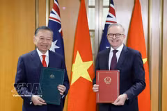 General Secretary of the Central Committee of the Communist Party of Vietnam and State President of Vietnam To Lam (left) and Australian Prime Minister Anthony Albanese exchange the Joint Statement. (Photo: VNA)