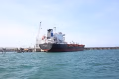 The Au Lac Eagle vessel of Thanh Le import-export corporation docks at the Jetty port of Dung Quat Refinery to receive E10 RON95 biofuel. (Photo: nangluongvietnam.vn)
