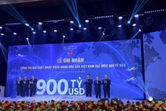 Vietnam Customs holds a ceremony to mark the country’s total import-export turnover surpassing 900 billion USD for the first time (Photo: VNA)