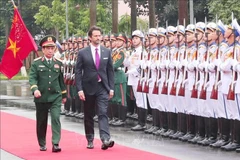 Minister of National Defence General Phan Van Giang (L) and Deputy Prime Minister and Minister of Defence of Slovakia Robert Kaliňák review the Guard of Honour of the Vietnam People's Army on November 18. (Photo: VNA)
