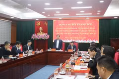 Deputy PM Bui Thanh Son speaks at the working session with representatives of the Standing Committee of the Son La provincial Party Committee on November 18. (Photo: VNA)